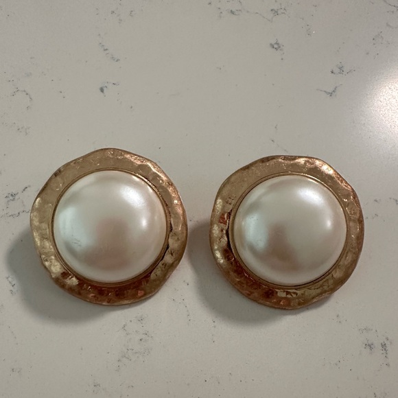 Jewelry - Elegant Gold and Cream Pearl Earrings clip on never used beauties